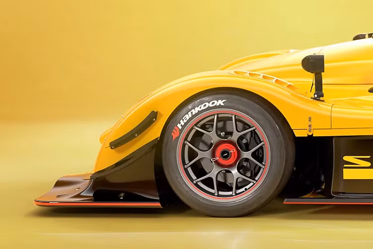 Một điểm mới nữa là thiết kế vây cá mập đuôi trung tâm lấy cảm hứng từ LMP mà Radical nói rằng chi tiết này giúp mang lại những cải tiến khí động học cho sự ổn định khi vào cua và giữa góc cua. Danh sách các tùy chọn bổ sung bao gồm bộ chia sợi carbon và bộ khuếch tán phía sau bằng sợi carbon.