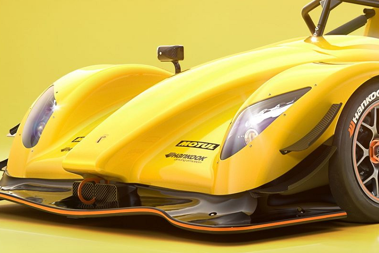 Các tính năng tiêu chuẩn mới khác không có sẵn trước đây hoặc tùy chọn có sẵn trên SR3 bao gồm bộ giới hạn pit mới giúp giữ tốc độ của xe ở giới hạn tốc độ pit trong trường đua.