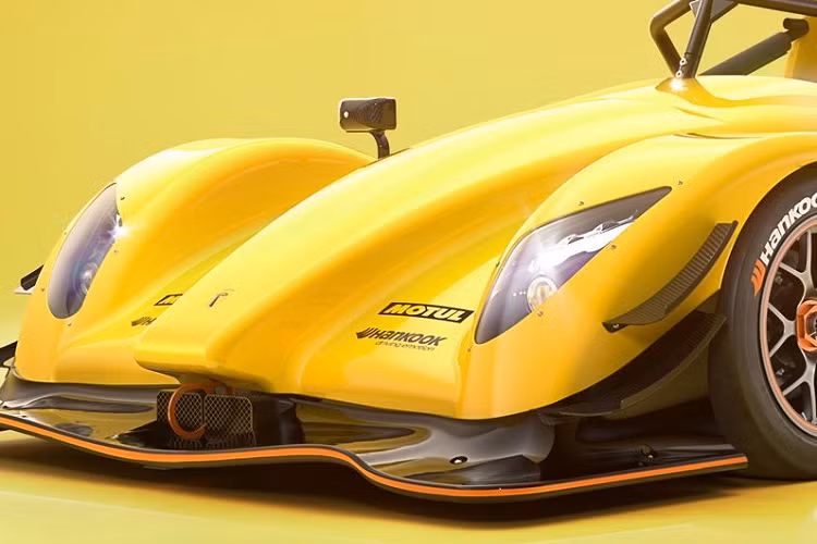 Các tính năng tiêu chuẩn mới khác không có sẵn trước đây hoặc tùy chọn có sẵn trên SR3 bao gồm bộ giới hạn pit mới giúp giữ tốc độ của xe ở giới hạn tốc độ pit trong trường đua.