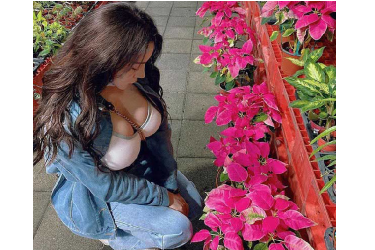 Chủ đề này không ít lần trở thành cuộc tranh cãi không hồi kết giữa các netizen mỗi khi có sự việc tương tự xảy ra. Tuy nhiên, cần nhớ mặc phù hợp với không gian hoàn cảnh mình xuất hiện là cách tôn trọng bản thân và mọi người.