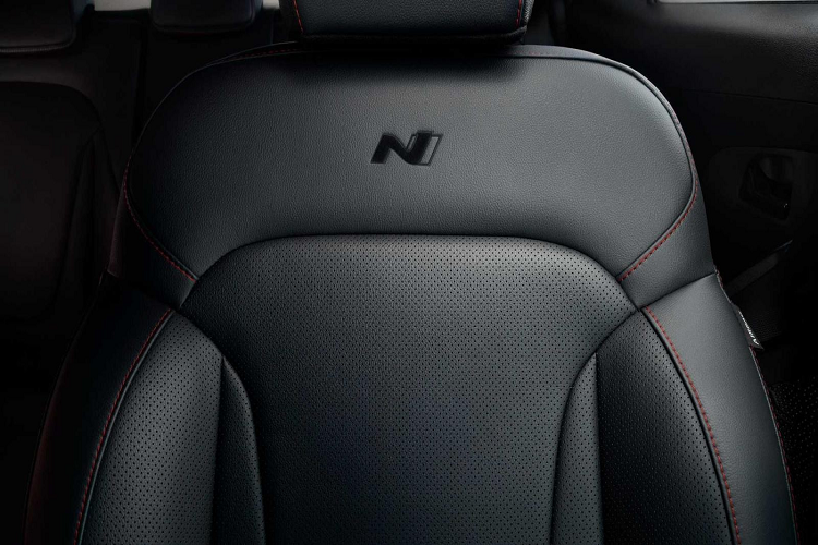 Không chỉ mang trên mình thiết kế ấn tượng hơn, Hyundai Creta N Line 2022 còn được bổ sung trang bị an toàn so với bản thường.