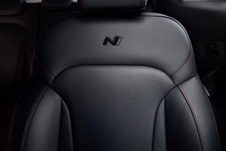 Không chỉ mang trên mình thiết kế ấn tượng hơn, Hyundai Creta N Line 2022 còn được bổ sung trang bị an toàn so với bản thường.