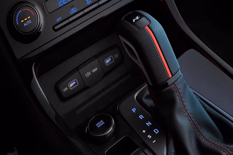 Cụ thể, xe có thêm gói tính năng an toàn chủ động Hyundai SmartSense với đèn chiếu xa tự động, hệ thống hỗ trợ giữ làn đường, camera 360 độ, cảnh báo khi người lái mất tập trung, cảnh báo va chạm, phanh tự động và cảnh báo còn hành khách trên ghế sau. Đó là chưa kể đến cảm biến đỗ xe trước/sau và camera cập lề để cảnh báo điểm mù.