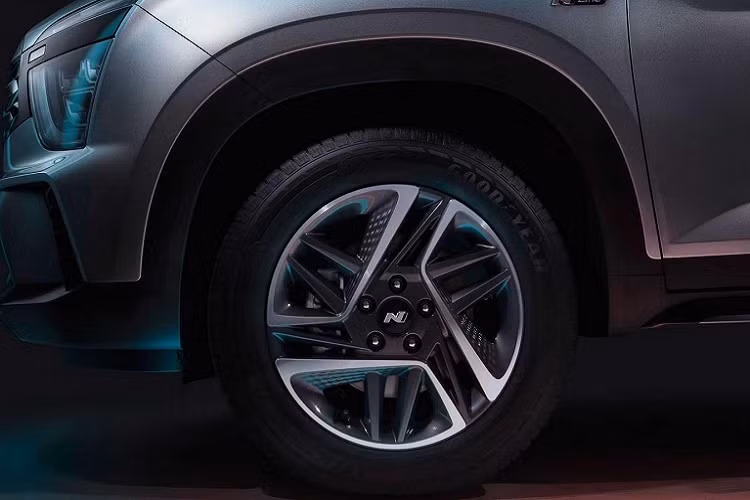 Đằng sau, Hyundai Creta N Line 2022 có thêm cản va mới với 2 hốc gió và cặp ống xả hình tròn mạ crôm hoặc sơn màu đen. Những điểm nhấn còn lại trên xe bao gồm logo "N Line" trên chắn bùn trước, ăng-ten hình vây cá, cánh gió mui, baga nóc và sơn ngoại thất phối 2 màu.