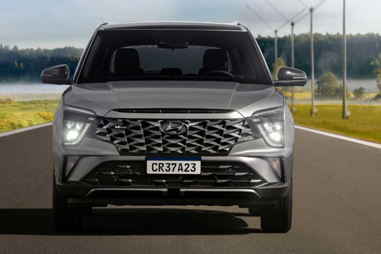 Trái với đầu xe, thiết kế bên sườn của Hyundai Creta N Line 2022 gần như không thay đổi, trừ bộ vành hợp kim mới. Bộ vành này có đường kính 17 inch, thiết kế 6 chấu kép và sơn 2 màu thể thao. Ngoài ra, hãng Hyundai còn bổ sung ốp bậc cửa mới với nẹp mạ crôm trang trí cho xe.