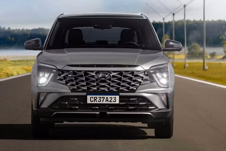Trái với đầu xe, thiết kế bên sườn của Hyundai Creta N Line 2022 gần như không thay đổi, trừ bộ vành hợp kim mới. Bộ vành này có đường kính 17 inch, thiết kế 6 chấu kép và sơn 2 màu thể thao. Ngoài ra, hãng Hyundai còn bổ sung ốp bậc cửa mới với nẹp mạ crôm trang trí cho xe.