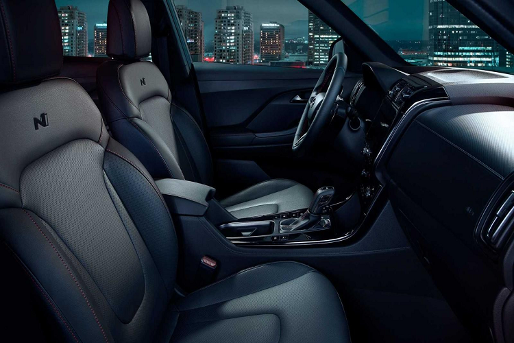 Khác với truyền thống, Hyundai Creta N Line 2022 không có những điểm nhấn màu đỏ để tăng cường vẻ thể thao cho ngoại thất. Tuy nhiên, hãng Hyundai vẫn dùng màu đỏ cho nội thất của mẫu xe này.