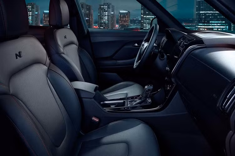 Khác với truyền thống, Hyundai Creta N Line 2022 không có những điểm nhấn màu đỏ để tăng cường vẻ thể thao cho ngoại thất. Tuy nhiên, hãng Hyundai vẫn dùng màu đỏ cho nội thất của mẫu xe này.