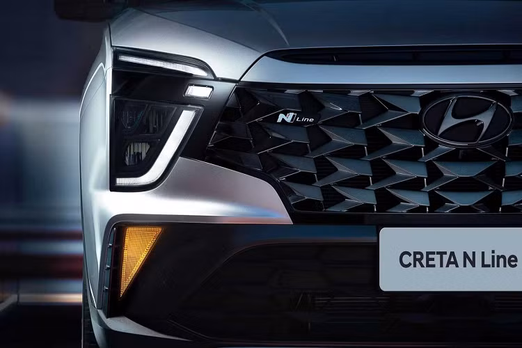 So với bản thường, Hyundai Creta N Line 2022 trông nổi bật hơn nhờ thiết kế đầu xe mới với lưới tản nhiệt rộng hơn, đi kèm mắt lưới màu tối và logo "N Line". Thêm vào đó là cản trước hầm hố hơn, tích hợp hốc gió trung tâm hình thang màu đen.