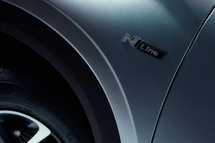 Đây là mẫu xe tiếp theo được bổ sung phiên bản N Line của hãng Hyundai, sau Tucson, Sonata, Kona, Elantra, i10 và i30. Tương tự các mẫu xe cùng thương hiệu, mẫu xe SUV Hyundai Creta N Line 2022 chỉ được thay đổi trong thiết kế nội - ngoại thất để thêm phần thể thao.