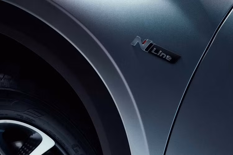 Đây là mẫu xe tiếp theo được bổ sung phiên bản N Line của hãng Hyundai, sau Tucson, Sonata, Kona, Elantra, i10 và i30. Tương tự các mẫu xe cùng thương hiệu, mẫu xe SUV Hyundai Creta N Line 2022 chỉ được thay đổi trong thiết kế nội - ngoại thất để thêm phần thể thao.