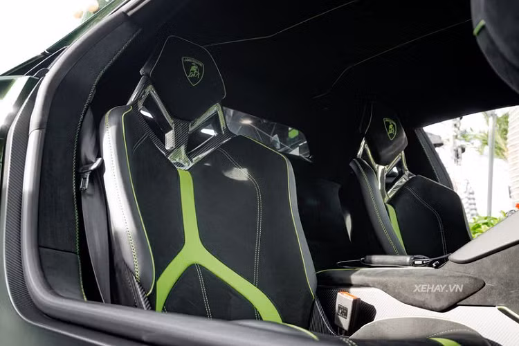 Nhắc đến dòng Aventador SVJ, dù là Coupe hay Roadster, thì cũng không thể bỏ qua hệ thống khí động chủ động ALA thế hệ mới nhất, bao gồm cản trước, cánh chia gió trước, khe gió trên nắp động cơ và cánh gió cỡ lớn phía sau...tất cả đều làm từ sợi carbon.