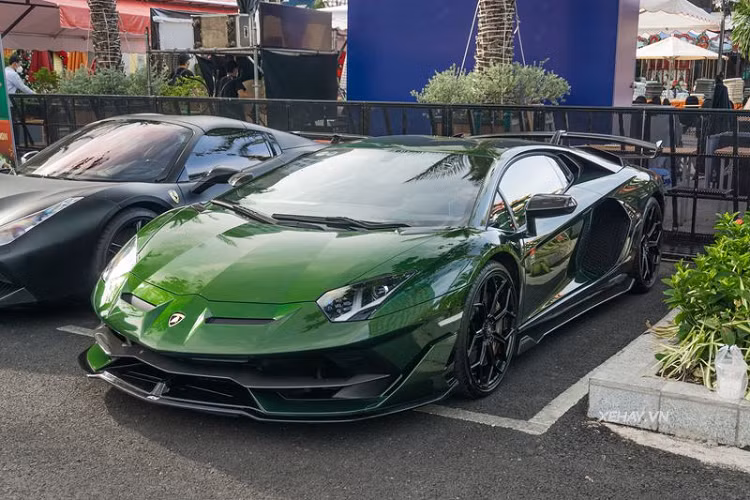 Hiện chưa rõ giá xe Lamborghini Aventador SVJ màu độc này, chỉ biết rằng phiên bản Coupe bán tại Mỹ hơn 12 tỷ đồng. Theo một số nguồn tin, giá xe Lamborghini Aventador SVJ bản giới hạn tại Việt Nam có mức dự kiến dao động trong khoảng trên 2,3 triệu USD (khoảng 53 tỷ đồng)