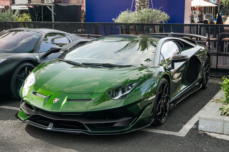 Chiếc siêu xe Lamborghini Aventador SVJ này đã chính thức về tay ông chủ chuỗi nhà thuốc Pharmacity từ tháng 10/2021, kể từ đó, "siêu bò" thường xuyên xuất hiện trên phố khiến dân tình mê mẩn.