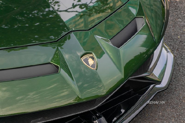 Bên cạnh là khe thoát gió được thiết kế khá ấn tượng giúp dẫn luồng khí xuống phần mui giúp cho xe khi di chuyển có cảm giác chắc chắn và bám đường tốt hơn.