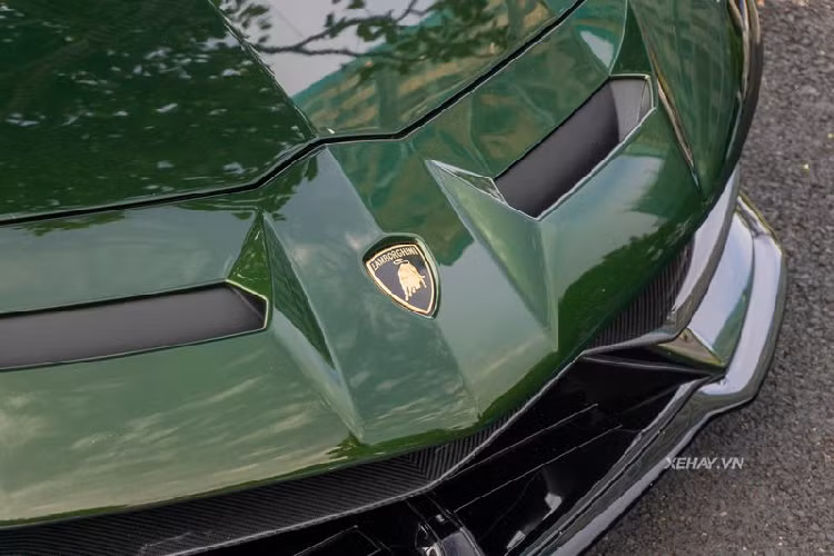 Bên cạnh là khe thoát gió được thiết kế khá ấn tượng giúp dẫn luồng khí xuống phần mui giúp cho xe khi di chuyển có cảm giác chắc chắn và bám đường tốt hơn.