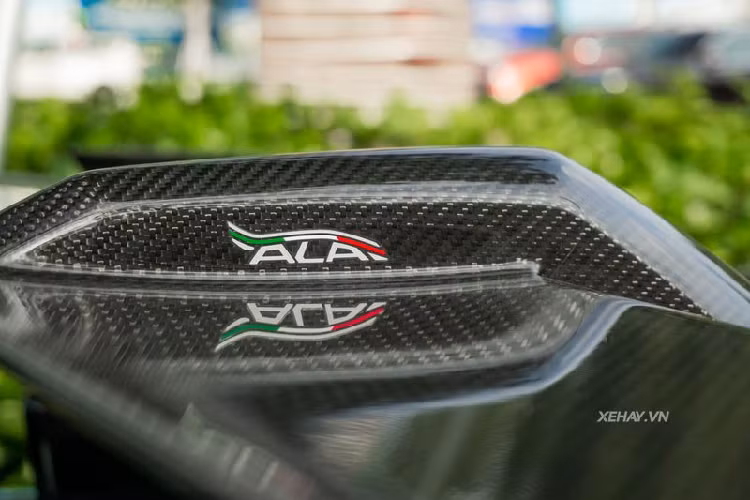 Phía đuôi xe nổi bật với cụm đèn hậu hình xương cá, cản sau mạnh mẽ cùng cánh gió cỡ lớn làm bằng sợi carbon giúp xe tăng tốc nhanh hơn và hạn chế tối đa lực cản. Ống xả được bố trí sâu vào bên trong đi kèm các cánh chia gió dọc cho cảm giác vô cùng bắt mắt.