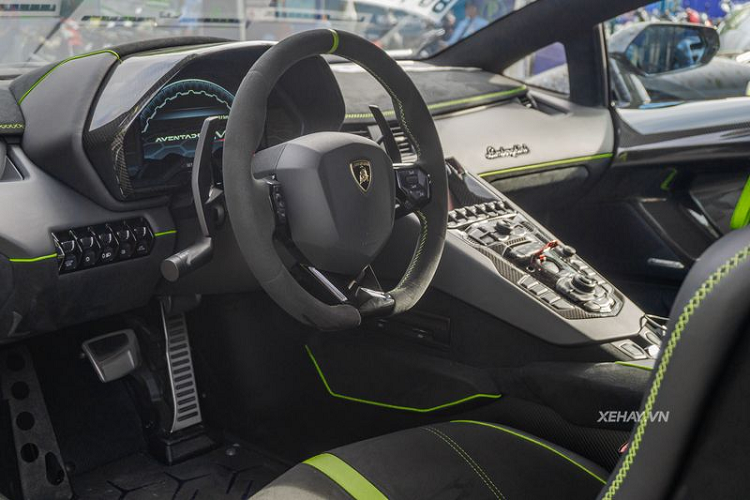 "Trái tim" của Lamborghini Aventador SVJ là cỗ máy V12 6.5L cho ra 770 mã lực và mô-men xoắn 720 Nm, hơn 30 mã lực so với Aventador SV. Nhờ khối động cơ 'khủng', Aventador SVJ chỉ cần 2,8 giây để tăng tốc 0-100 km/h trước khi cán vận tốc tối đa 350 km/h.