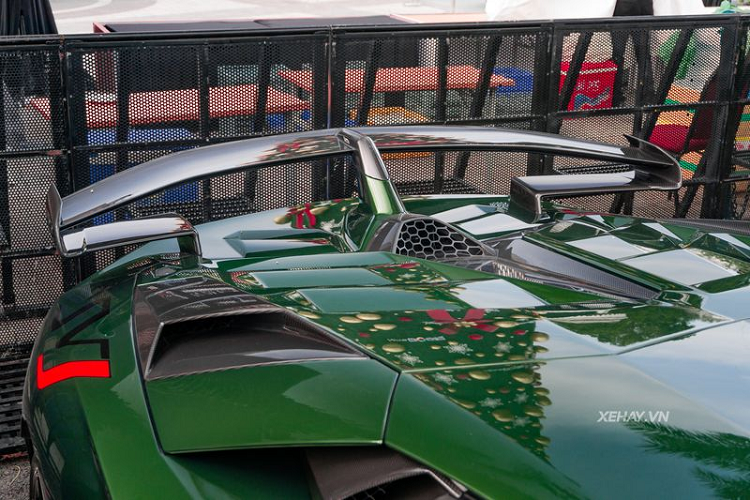 Ngoài ra, siêu xe của chủ chuỗi nhà thuốc Pharmacity còn sở hữu bộ mâm 5 chấu sơn đen bóng kích thước 20 inch phía trước và 21 inch phía sau, kết hợp cùm phanh sơn vàng tương phản.