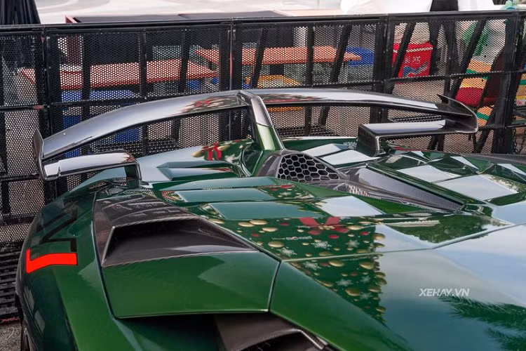 Ngoài ra, siêu xe của chủ chuỗi nhà thuốc Pharmacity còn sở hữu bộ mâm 5 chấu sơn đen bóng kích thước 20 inch phía trước và 21 inch phía sau, kết hợp cùm phanh sơn vàng tương phản.