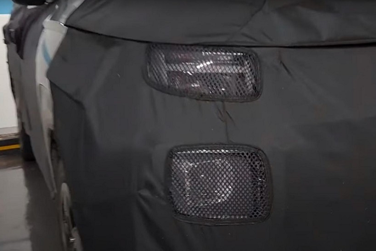 Được định vị thấp hơn đàn anh Venue ở thị trường Ấn Độ, mẫu SUV hạng A này hiện đang trong quá trình thử nghiệm. Theo tin đồn, tân binh của nhà Hyundai sẽ được phát triển dựa trên cơ sở gầm bệ K1, dùng chung với mẫu xe Santro đã bị "khai tử" tại Ấn Độ. Rất có thể mẫu SUV hạng A này sẽ được dùng để thay cho vị trí do Hyundai Santro bỏ lại.