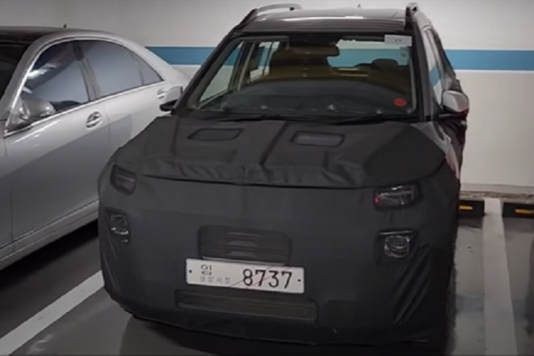 Nhiều khả năng mẫu SUV hạng A mới của thương hiệu Hàn Quốc sẽ dùng động cơ giống Hyundai Grand i10 đang bán tại Ấn Độ. Đây là động cơ xăng 4 xi-lanh, dung tích 1.2L với công suất tối đa 81 mã lực và mô-men xoắn cực đại 114 Nm. Động cơ sẽ kết hợp với hộp số sàn hoặc tự động.