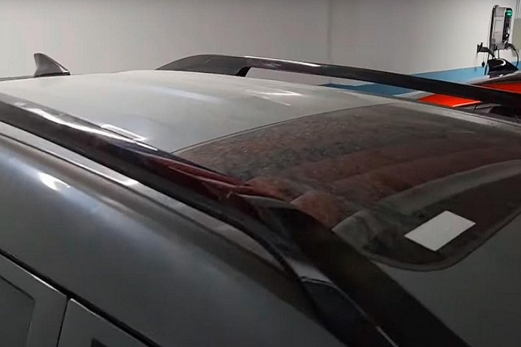 Tuy nhiên, xe có thể sở hữu kích thước ngang ngửa Hyundai Casper, bao gồm chiều dài 3.595 mm, chiều rộng 1.595 mm, chiều cao 1.575 mm và chiều dài cơ sở 2.400 mm. Dù có kích thước nhỏ nhưng mẫu SUV hạng A mới của Hyundai vẫn đi kèm nội thất 4 chỗ ngồi. Theo dự đoán, xe sẽ có những trang bị như màn hình cảm ứng trung tâm 8 inch, bảng đồng hồ kỹ thuật số và cửa sổ trời chỉnh điện.