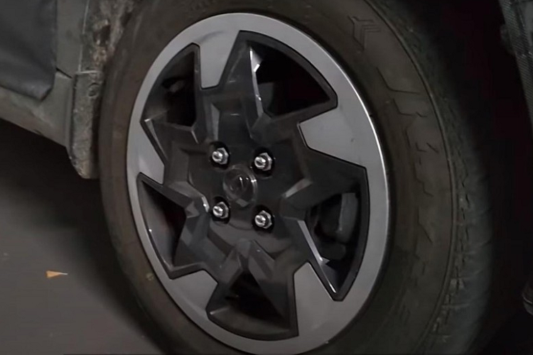 Nếu giống Hyundai Casper thì mẫu xe này dự kiến sẽ có trang bị an toàn khá đầy đủ như 7 túi khí, hệ thống hỗ trợ tránh va chạm phía trước, hỗ trợ giữ làn đường, cảnh báo mất tập trung cho người lái và hỗ trợ đèn pha.