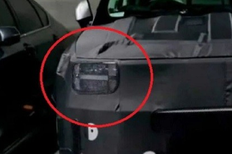 Ngoài ra, mẫu SUV hạng A mới của Hyundai còn có baga nóc khá nổi bật và cửa sổ trời. Khác với Hyundai Casper đang bán tại Hàn Quốc, mẫu xe này được trang bị tay nắm cửa nằm trên cửa sau thay vì ở cột C. Bên dưới còn có bộ vành với thiết kế 5 chấu và phối 2 màu. Hiện chưa có thông tin về kích thước cũng như trang bị của mẫu SUV hạng A này.