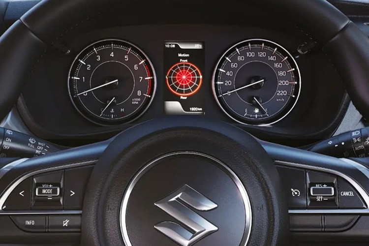 Các trang bị khác như hệ thống âm thanh Arkamys, gương chiếu hậu chống chói, màn hình hiển thị thông tin kính lái HUD, cửa gió điều hòa hàng ghế sau, ghế sau gập 60:40, tính năng mở cửa không cần chìa khóa và nút bấm khởi động máy.