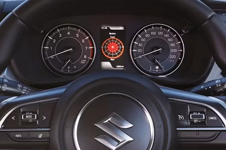 Các trang bị khác như hệ thống âm thanh Arkamys, gương chiếu hậu chống chói, màn hình hiển thị thông tin kính lái HUD, cửa gió điều hòa hàng ghế sau, ghế sau gập 60:40, tính năng mở cửa không cần chìa khóa và nút bấm khởi động máy.