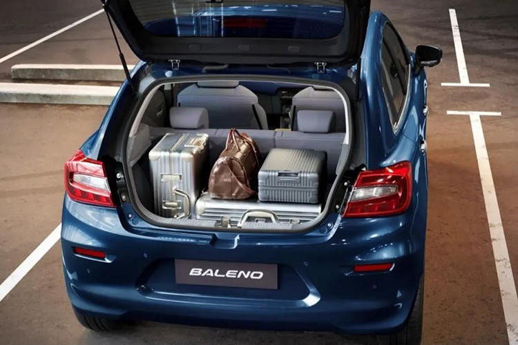 Nằm bên dưới nắp ca-pô của Suzuki Baleno 2022 là động cơ xăng 4 xi-lanh, dung tích 1.2L, tạo ra công suất tối đa 90 mã lực tại tua máy 6.000 vòng/phút và mô-men xoắn cực đại 113 Nm tại tua máy 4.400 vòng/phút. Động cơ này kết hợp với hộp số sàn tiêu chuẩn hoặc hộp số tự động 5 cấp mới, thay cho loại CVT cũ.