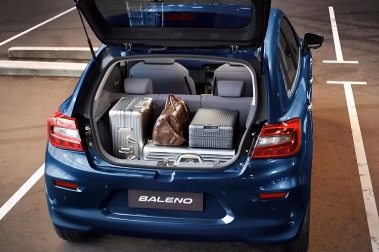 Nằm bên dưới nắp ca-pô của Suzuki Baleno 2022 là động cơ xăng 4 xi-lanh, dung tích 1.2L, tạo ra công suất tối đa 90 mã lực tại tua máy 6.000 vòng/phút và mô-men xoắn cực đại 113 Nm tại tua máy 4.400 vòng/phút. Động cơ này kết hợp với hộp số sàn tiêu chuẩn hoặc hộp số tự động 5 cấp mới, thay cho loại CVT cũ.
