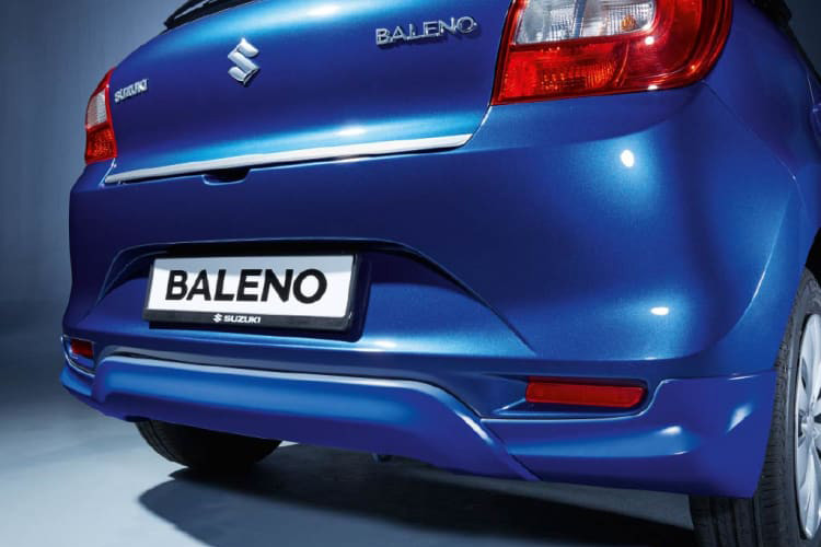 Theo đó, Suzuki Baleno 2022 được trang bị đèn LED định vị ban ngày 3 chi tiết, đèn sương mù trước, đường chân kính mạ crôm, vành la-zăng 16 inch mới với thiết kế 5 chấu kép, sơn phối 2 màu thể thao, gương chiếu hậu gập tự động, cần gạt nước tự động và đèn hậu LED hình chữ "C".