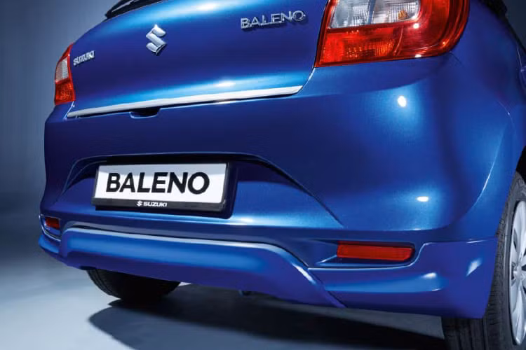 Theo đó, Suzuki Baleno 2022 được trang bị đèn LED định vị ban ngày 3 chi tiết, đèn sương mù trước, đường chân kính mạ crôm, vành la-zăng 16 inch mới với thiết kế 5 chấu kép, sơn phối 2 màu thể thao, gương chiếu hậu gập tự động, cần gạt nước tự động và đèn hậu LED hình chữ "C".