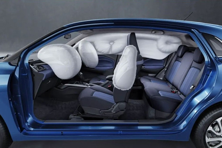 Được phát triển trên cơ sở gầm bệ Heartec, Suzuki Baleno 2022 sở hữu chiều dài 3.990 mm, chiều rộng 1.745 mm, chiều cao 1.500 mm, chiều dài cơ sở 2.520 mm và chiều cao gầm 151 mm. So với phiên bản cũ, xe dài hơn 5 mm và thấp hơn 10 mm.