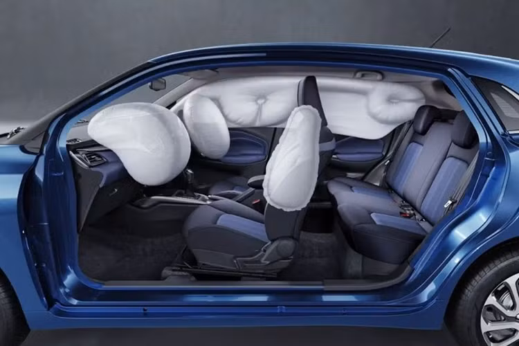 Được phát triển trên cơ sở gầm bệ Heartec, Suzuki Baleno 2022 sở hữu chiều dài 3.990 mm, chiều rộng 1.745 mm, chiều cao 1.500 mm, chiều dài cơ sở 2.520 mm và chiều cao gầm 151 mm. So với phiên bản cũ, xe dài hơn 5 mm và thấp hơn 10 mm.