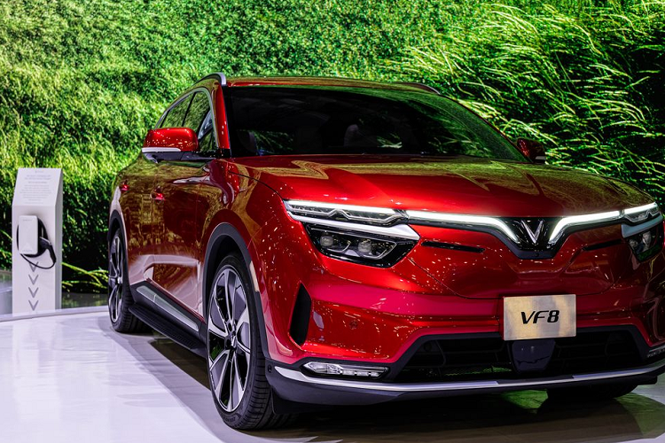 VinFast cho biết VF8 sẽ có các tính năng tự lái cấp độ 2+ trên các phiên bản Eco và Plus, cấp độ 3 và 4 cho phiên bản Premium, cùng các ứng dụng tiện ích và giải trí thông minh như bộ ứng dụng Ngôi nhà thông minh, Văn phòng di động, Mua sắm trên xe, Giải trí trên xe...