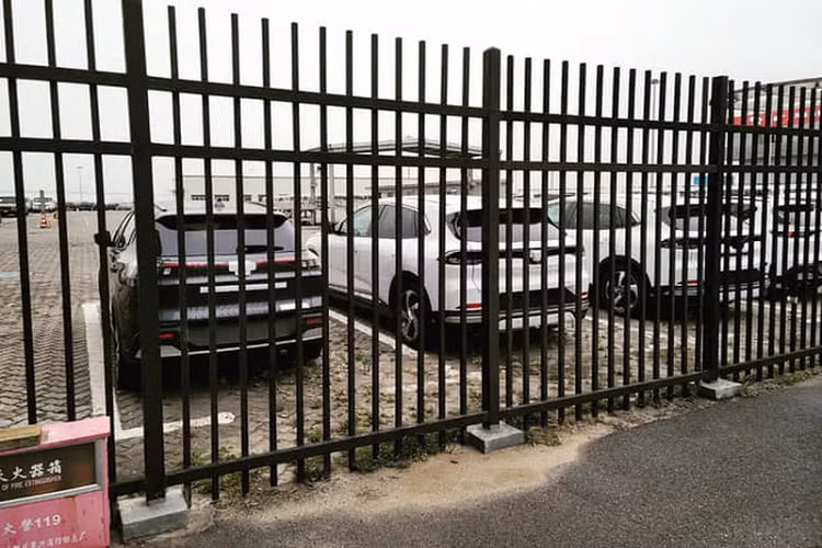 Trong số này có 3 chiếc là Vinfast VF8 bản tiêu chuẩn và có lẽ đều là xe thử nghiệm bởi VF8 chưa có bản thương mại. VF e34 thì đã được xuất xưởng bản thương mại nhưng không rõ những chiếc VF e34 đang nằm ở cảng Trung Quốc là xe sản xuất thương mại hay xe thử nghiệm.