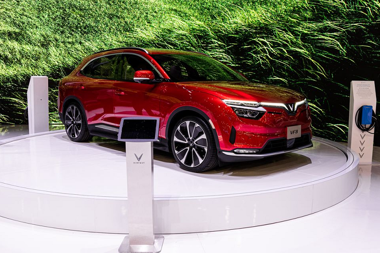 VinFast VF8 có giá bán từ 1,057 triệu đồng, chưa gồm gói hỗ trợ người lái ADAS và Smart Service (giá 132 triệu đồng). Xe dự kiến được bàn giao đến khách hàng Việt vào cuối năm 2022.