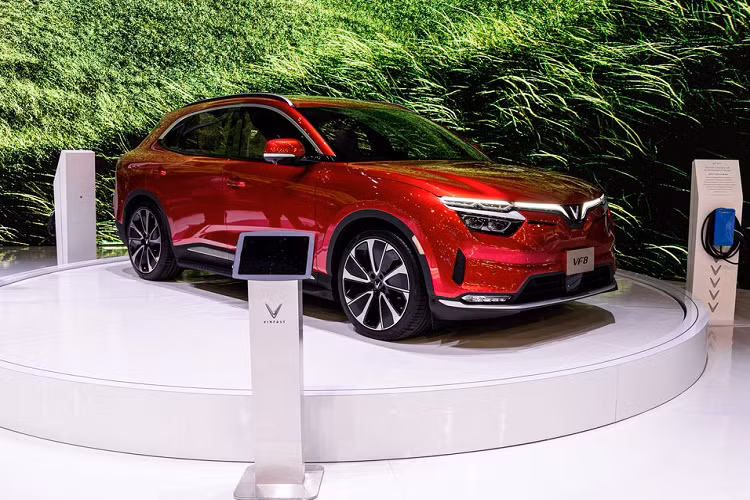 VinFast VF8 có giá bán từ 1,057 triệu đồng, chưa gồm gói hỗ trợ người lái ADAS và Smart Service (giá 132 triệu đồng). Xe dự kiến được bàn giao đến khách hàng Việt vào cuối năm 2022.