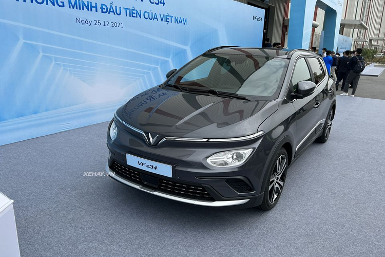 Trong khi đó, VinFast VF8 được trang bị động cơ điện sản sinh công suất 402 mã lực và mô-men xoắn cực đại đạt 640 Nm, đi kèm hệ dẫn động 4 bánh. Xe có thể tăng tốc từ 0 - 100 km/h trong 5,5 giây.