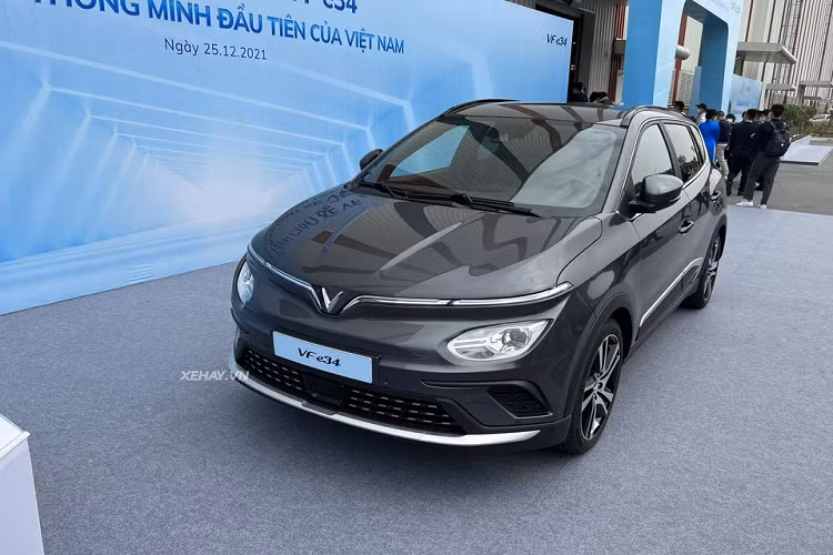 Trong khi đó, VinFast VF8 được trang bị động cơ điện sản sinh công suất 402 mã lực và mô-men xoắn cực đại đạt 640 Nm, đi kèm hệ dẫn động 4 bánh. Xe có thể tăng tốc từ 0 - 100 km/h trong 5,5 giây.