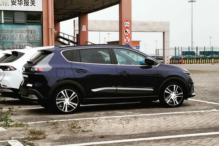 Dù khá bất ngờ nhưng đây dường như không phải lần đầu tiên xe ôtô điện VinFast được đưa sang nước bạn, bởi vì vào đầu năm nay, một lô xe VF8, VF9 và VF e34 đã được bắt gặp tại cửa khẩu ở Lạng Sơn - được cho là để xuất sang Trung Quốc.