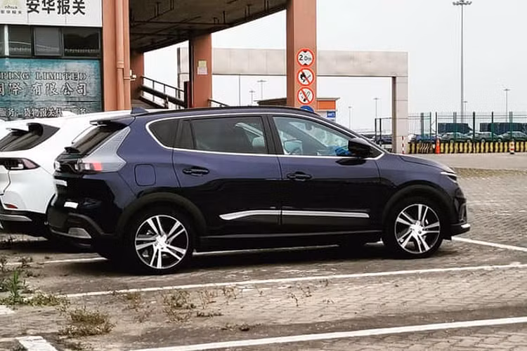 Dù khá bất ngờ nhưng đây dường như không phải lần đầu tiên xe ôtô điện VinFast được đưa sang nước bạn, bởi vì vào đầu năm nay, một lô xe VF8, VF9 và VF e34 đã được bắt gặp tại cửa khẩu ở Lạng Sơn - được cho là để xuất sang Trung Quốc.