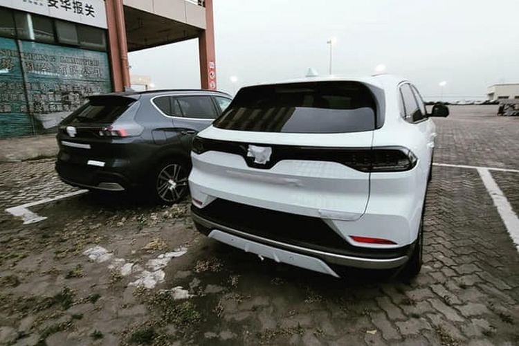 Về những mẫu xe điện của VinFast, VF e34 là mẫu xe rẻ nhất với giá niêm yết 690 triệu đồng, xe được trang bị hệ thống đèn full LED, màn hình trung tâm 10 inch hỗ trợ Apple CarPlay, mua sắm qua ứng dụng Shopee hay xem phim qua FPT Play, trợ lý ảo thông minh, cần số dạng núm xoay, điều hòa tự động...