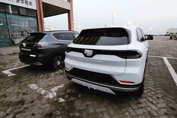 Về những mẫu xe điện của VinFast, VF e34 là mẫu xe rẻ nhất với giá niêm yết 690 triệu đồng, xe được trang bị hệ thống đèn full LED, màn hình trung tâm 10 inch hỗ trợ Apple CarPlay, mua sắm qua ứng dụng Shopee hay xem phim qua FPT Play, trợ lý ảo thông minh, cần số dạng núm xoay, điều hòa tự động...