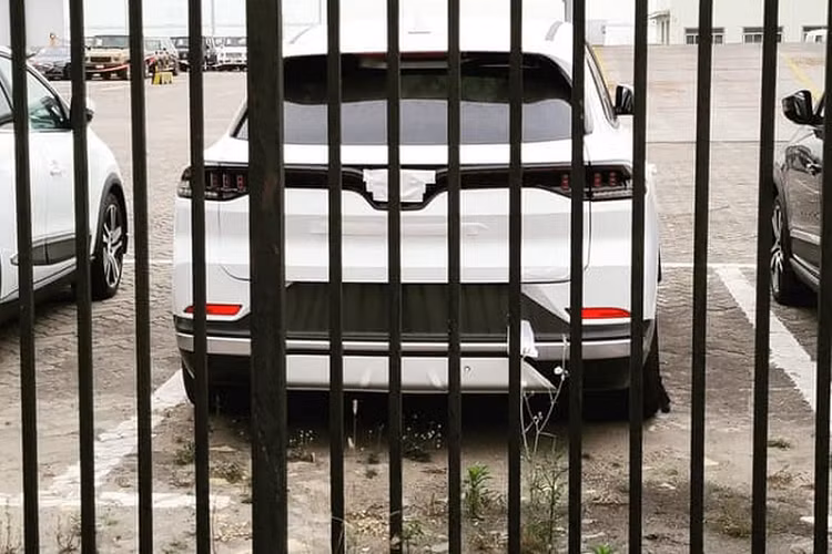 Công nghệ an toàn trên xe cũng đáng chú ý với cảnh báo làn đường, cảnh báo phương tiện cắt ngang khi lùi, cảnh báo luồng giao thông đến khi mở cửa và 6 túi khí.