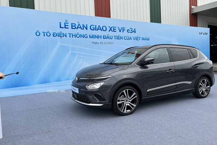 Cung cấp sức mạnh cho VinFast VF e34 chạy điện là khối động cơ cho công suất 147 mã lực và mô-men xoắn 242 Nm, kết hợp hệ dẫn động cầu trước. Xe có bộ pin lithium-ion dung lượng 42 kWh, cho phép xe di chuyển gần 300 km sau mỗi lần sạc đầy.