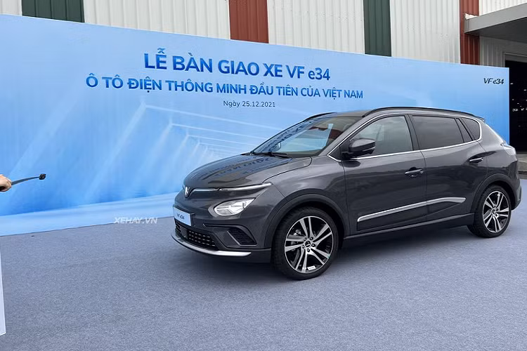 Cung cấp sức mạnh cho VinFast VF e34 chạy điện là khối động cơ cho công suất 147 mã lực và mô-men xoắn 242 Nm, kết hợp hệ dẫn động cầu trước. Xe có bộ pin lithium-ion dung lượng 42 kWh, cho phép xe di chuyển gần 300 km sau mỗi lần sạc đầy.